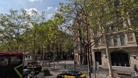 Blick-Auf-Gebäude-Und-Verkehr-Während-Einer-Stadtrundfahrt-Durch-Die-Stadt-Barcelona-Mit-Dem-Bus,-Spanien