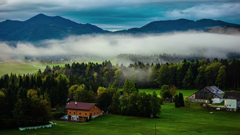 Paisaje-Nublado-Sobre-Una-Granja-En-Austria-Con-Niebla-Baja-En-El-Valle---Lapso-De-Tiempo