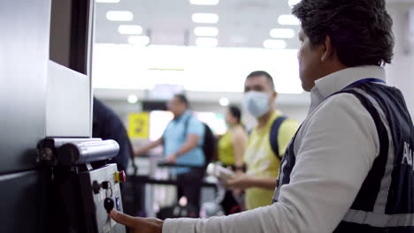 Foto-De-Agente-De-Seguridad-En-La-Puerta-De-Facturación-De-Un-Aeropuerto,-Aduanas.