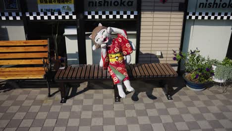 Nekomata-Yokai-Statue-Sitzt-Auf-Einer-Bank-In-Der-Stadt-Fukusaki