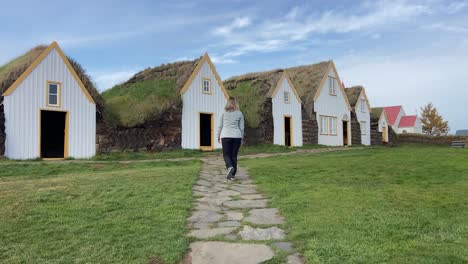 Mujer-Rubia-Visitando-Las-Históricas-Casas-De-Césped-De-Glaumbær-En-El-Norte-De-Islandia