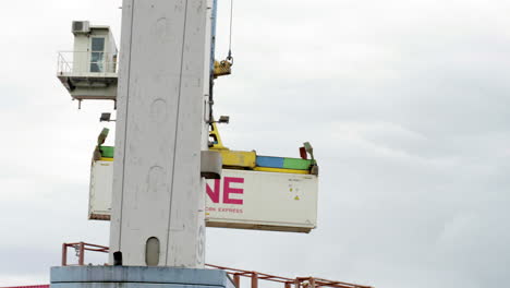 Allgemeine-Aufnahme-Des-Entladens-Von-Frachtcontainern-In-Einem-Hafen,-Zoll