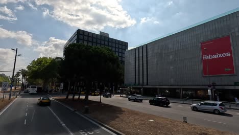 Punto-De-Vista-De-Los-Edificios-Y-El-Tráfico-Durante-El-Recorrido-Por-La-Ciudad-De-Barcelona-En-Autobús,-España.
