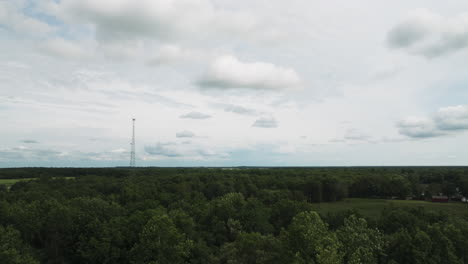 Torre-De-Transmisión-Sobre-Un-Denso-Matorral-Cerca-De-Lamar,-Condado-De-Barton,-Missouri,-Estados-Unidos