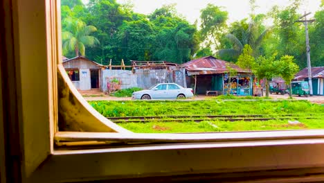 Zugfahrt-Mit-Der-Eisenbahn-In-Der-Ländlichen-Grünen-Landschaft-Bangladeschs