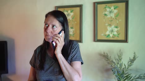 Una-Mujer-Adulta-Llamó-A-Alguien-Usando-Su-Teléfono-Móvil-En-Casa