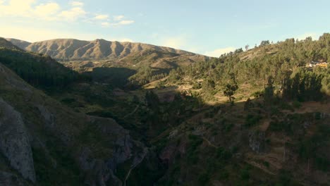 Vuelo-Sobre-El-Valle-De-Tambomachay-Hacia-Inkilltambo-En-Cusco,-Perú