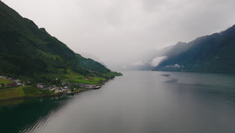 Malerisches-Dorf-Am-Seeufer-Am-Hardangerfjord-An-Der-Westküste-Norwegens