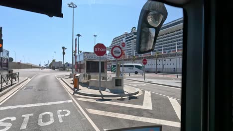 Vista-Pov-Del-Puerto-Deportivo-Con-Un-Gran-Barco-Mientras-Recorre-La-Ciudad-De-Barcelona-En-Autobús,-España