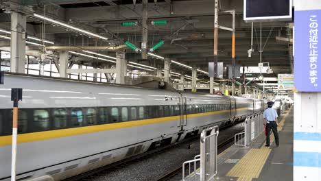 Hochgeschwindigkeitszug-Hikari-Rail-Star,-Der-Am-Bahnsteig-Des-Bahnhofs-Hiroshima-Ankommt