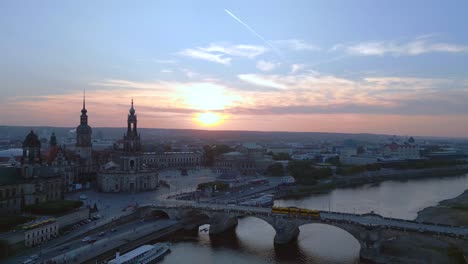 Beste-Luftaufnahme-Von-Oben-Flug-Sonnenuntergang-Stadt-Dresden-Kirche-Kathedrale-Brücke-Fluss