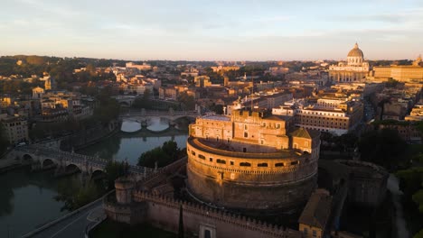 Drone-Vuela-Sobre-Castel-Sant&#39;angelo,-Río-Tíber-Con-St