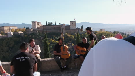 Vista-De-La-Alhambra-Con-Conjunto-De-Guitarras-Gitanas-En-Vivo.