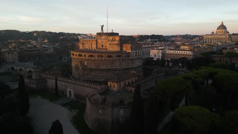 Wunderschöne-Umlaufende-Drohnenaufnahme-über-Der-Engelsburg,-Rom,-Italien