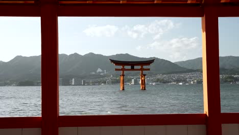 Filmische-Ansicht-Von-Jinja-Otorii-Durch-Den-Auftrittsbereich-Des-Linken-Musikers-In-Itsukushima,-Japan