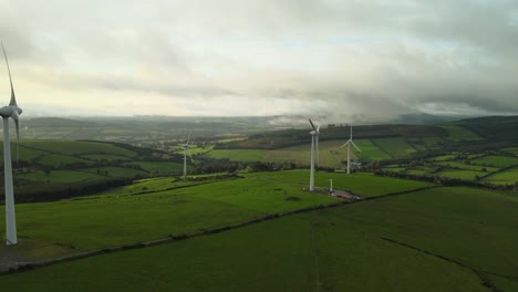 Turbinas-De-Energía-Eólica-En-Campos-Siempre-Verdes-Durante-El-Amanecer-En-El-Condado-De-Wicklow,-Irlanda