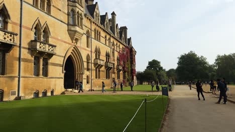People-Visiting-Meadow-Building-In-Christ-Church,-Oxford,-England,-United-Kingdom
