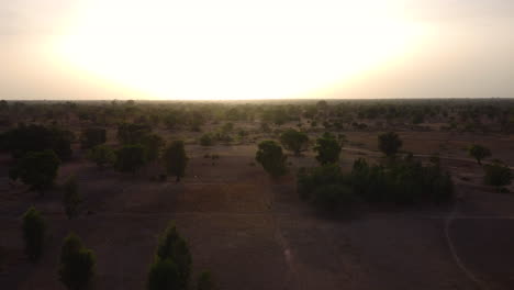 Drone-Desde-El-Aire-Disparando-La-Puesta-De-Sol-En-Burkina-Faso,-áfrica