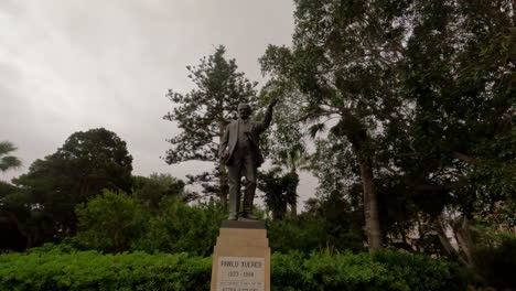 Statue-Von-Paul-Xuereb-Auf-Der-Insel-Malta,-Dolly-Vorderansicht