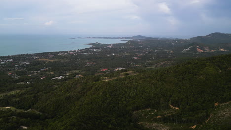 Koh-Samui-seen-from-high-altitude,-landscape-with-green-mountains,-Thailand