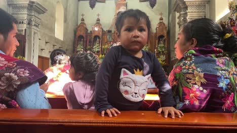 Cerca-De-Una-Familia-Maya-Tzotzil-Con-Niños-En-La-Iglesia
