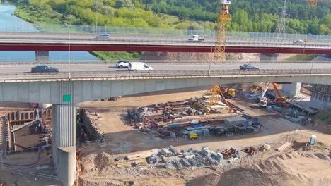 Grúas-Industriales-Y-Sitio-De-Construcción-Del-Puente-A1-Sobre-El-Río-Neris,-Vista-Aérea