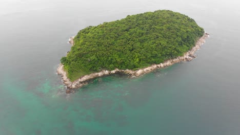 Drohne-Zoomt-Leicht-Auf-Die-Insel-Koh-Man-Vor-Der-Küste-Von-Ya-Nui-In-Der-Provinz-Phuket-Im-Süden-Thailands