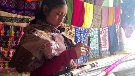 Junge-Tzotzil-Maya-Frau,-Die-In-Der-Region-San-Cristobal-De-Las-Casas,-Bundesstaat-Chiapas,-Ein-Textil-Webt-Und-Dabei-Traditionelle-Kleidung-Trägt