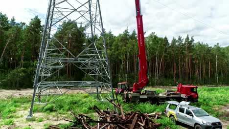 Torre-De-Electricidad-Recién-Instalada-Con-Maquinaria-Pesada-Y-Metal-Colocado-Cerca-De-Ella.