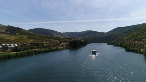 Mit-Dem-Boot-Durch-Den-Wunderschönen-Fluss-Douro-Fahren.-Portugal