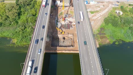 Nueva-Obra-De-Construcción-De-Columnas-Para-El-Puente-Central-De-La-A1-En-Kaunas,-Vista-Aérea