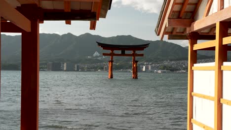 Filmische-Ansicht-Von-Jinja-Otorii,-Die-Im-Wasser-Von-Itsukushima,-Japan,-Schwimmt