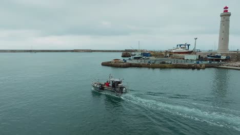 Científicos-En-Una-Lancha-Investigando-El-Calentamiento-Global-A-Lo-Largo-De-La-Costa-De-Sète,-Francia