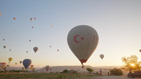 Los-Globos-Aerostáticos-Descienden-Para-Aterrizar-En-El-Campo-Bañado-Por-El-Sol-De-La-Mañana.