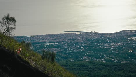 Die-Hänge-Des-Vesuvs-Mit-Blick-Auf-Die-Bucht-Von-Neapel