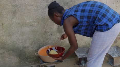 Fufu-Traditionelle-Westafrikanische-Ghana-Essenszubereitung-Auf-Der-Straße-Eines-Ländlichen,-Abgelegenen-Dorfes,-Schwarze-Frau,-Die-Essen-Spannt
