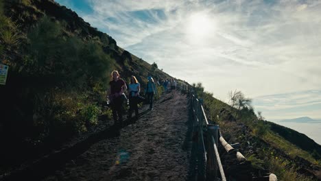 Excursionistas-Turísticos-En-El-Sendero-Del-Monte-Vesubio,-Italia