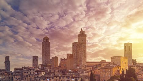 Medieval-Charm:-Sunlit-Medieval-Towers-and-Old-Houses-in-San-Gimignano's-Skyline---Historic-Cityscape-from-Tuscany,-Italy