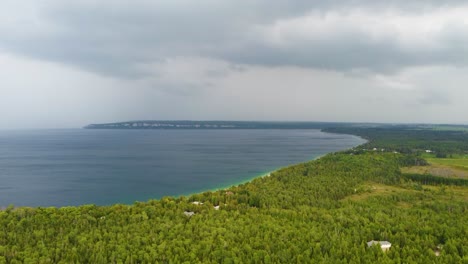 Naturlandschaft-Zum-Entspannen-In-Der-Georgischen-Bucht-Mit-Türkisfarbenem-See-Und-Grünem-Wald-In-Ontario,-Kanada