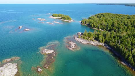 Majestic-nature-tour-of-Georgian-Bay-with-turquoise-lake,-rocky-coast-and-dense-forest-in-Ontario,-Canada