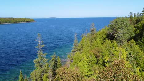 Discovering-great-nature-through-dense-forest-and-turquoise-waters-in-of-Georgian-Bay-in-Ontario,-Canada