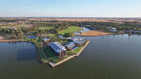 Yarrawonga,-Victoria,-Australia---22-De-Noviembre-De-2023:-Antena-Acercándose-Al-Hotel-Sebel-Con-Campo-De-Golf-Casas-Nuevas-Y-Campos-Agrícolas-En-La-Distancia