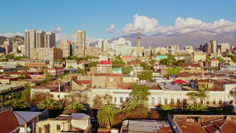 Brasilien-Viertel-Luftaufnahme-In-Richtung-Santiago-Centro,-Moderne-Städtische-Hochhaus-Skyline-Und-Berge