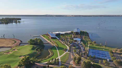 Yarrawonga,-Victoria,-Australien-–-22.-November-2023:-über-Den-Golfplatz,-Die-Tennisplätze-Und-Das-Sebel-Hotel-In-Richtung-Lake-Mulwala-Dahinter