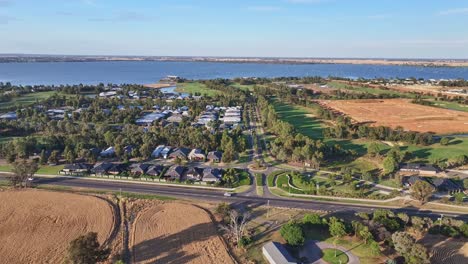 Yarrawonga,-Victoria,-Australien-–-22.-November-2023:-über-Weizenfeldern-Und-Im-Anflug-Auf-Das-Silverwoods-Anwesen-Mit-Dem-Golfplatz-Und-Dem-Mulwala-See-Dahinter
