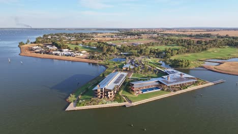 Yarrawonga,-Victoria,-Australien---22.-November-2023:-Luftaufnahme-Des-Sebel-Hotels-Yarrawonga,-Umgeben-Vom-Golfplatz-Und-Dem-Wohngebiet-Dahinter