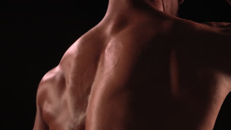 Männlicher-Bodybuilder-Mit-Nacktem-Oberkörper,-Der-Seinen-Oberkörper-Dreht-Und-Beugt