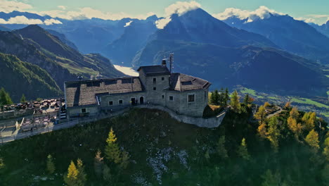 Luftaufnahme-Des-Adlerhorstes-Auf-Dem-Kehlstein,-Berge-Im-Hintergrund