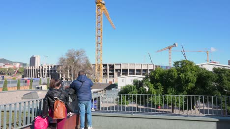 Besucher-Machen-Fotos-Von-Den-Bauarbeiten,-Die-Am-Neuen-Stadion-Des-Fußballclubs-Spotify-Camp-Nou,-Barcelona-Begonnen-Haben