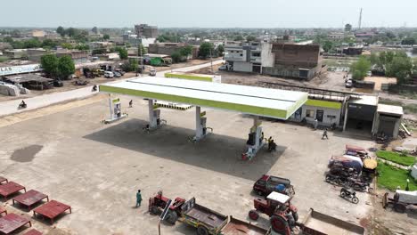 Luftaufnahme-Einer-Tankstelle-In-Badin,-Pakistan